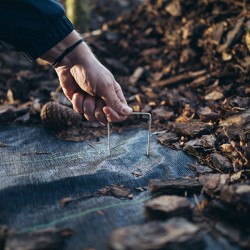 Μεταλλικό πασσαλάκι σε σχήμα "Π" γεωυφάσματος 7x20cm συσκευασία 20 τεμαχίων Bradas Μεταλλικό πασσαλάκι σε σχήμα "Π" γεωυφάσματος 7x20cm συσκευασία 20 τεμαχίων Bradas